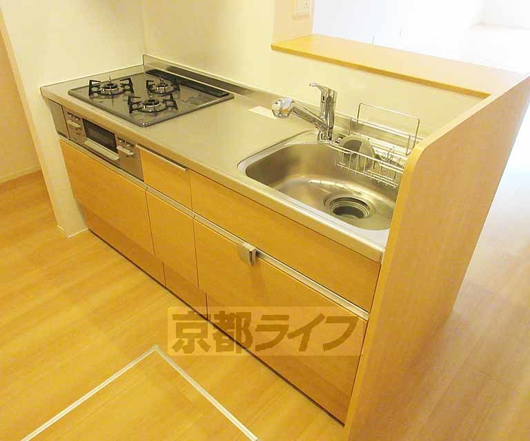 キッチン　グリル付きの３口ガスコンロです。