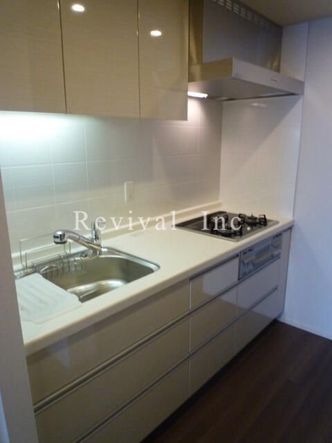 キッチン　3口コンロのシステムキッチンでございます