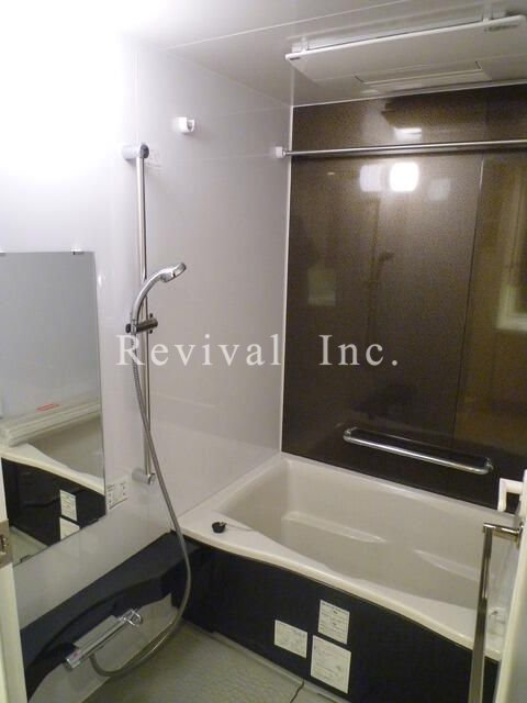 バス・シャワールーム　追い焚き・浴室乾燥完備でございます