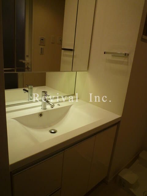 洗面設備　三面鏡の独立洗面台でございます