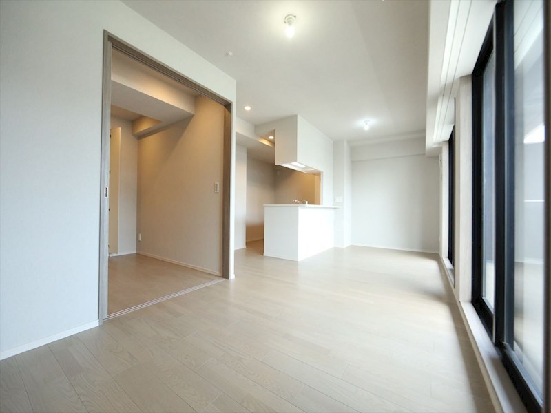 居室・リビング　ＬＤＫ15.5帖　カウンターキッチン　エアコン付　バルコニー