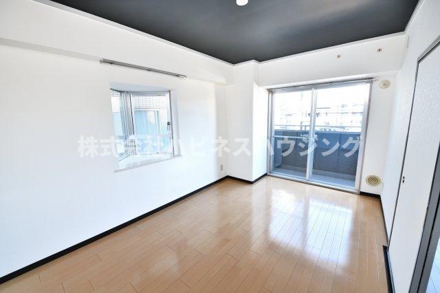 バルコニー　※同マンション他部屋写真、角部屋ではありません。