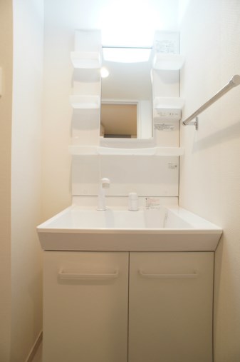 洗面設備　洗面台シャワーノズル付で身支度も、洗面台回りのお掃除もラクチ