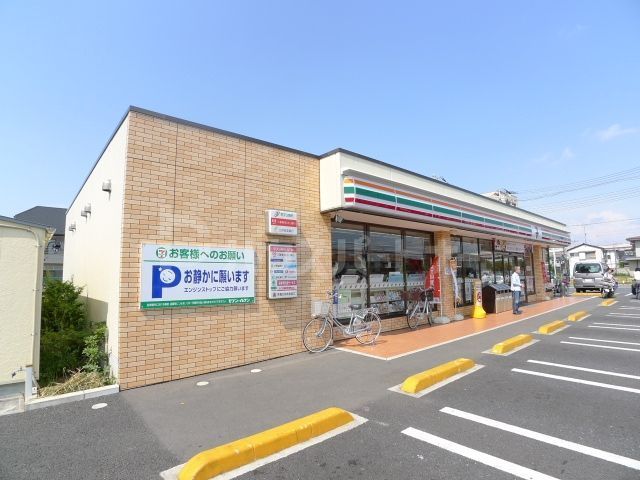コンビニ　セブンイレブン足立六町1丁目店（コンビニ）まで260m