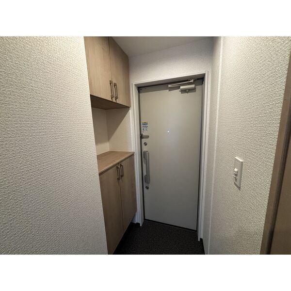 玄関　※同タイプ部屋の３０３号室にて撮影しております。