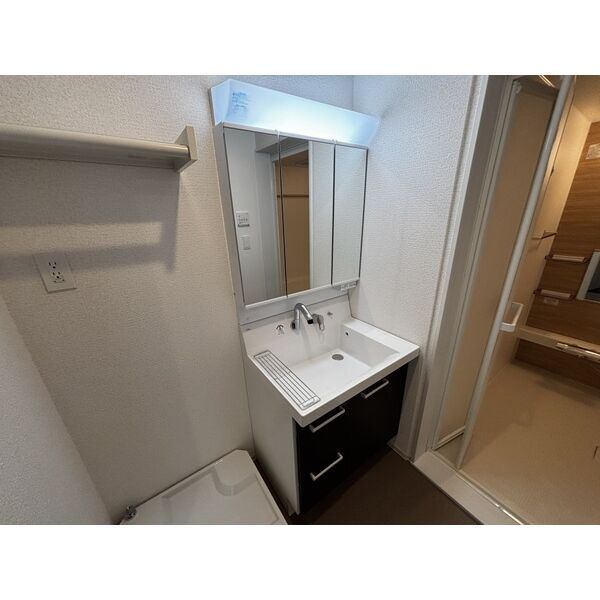 洗面設備　※同タイプ部屋の３０３号室にて撮影しております。