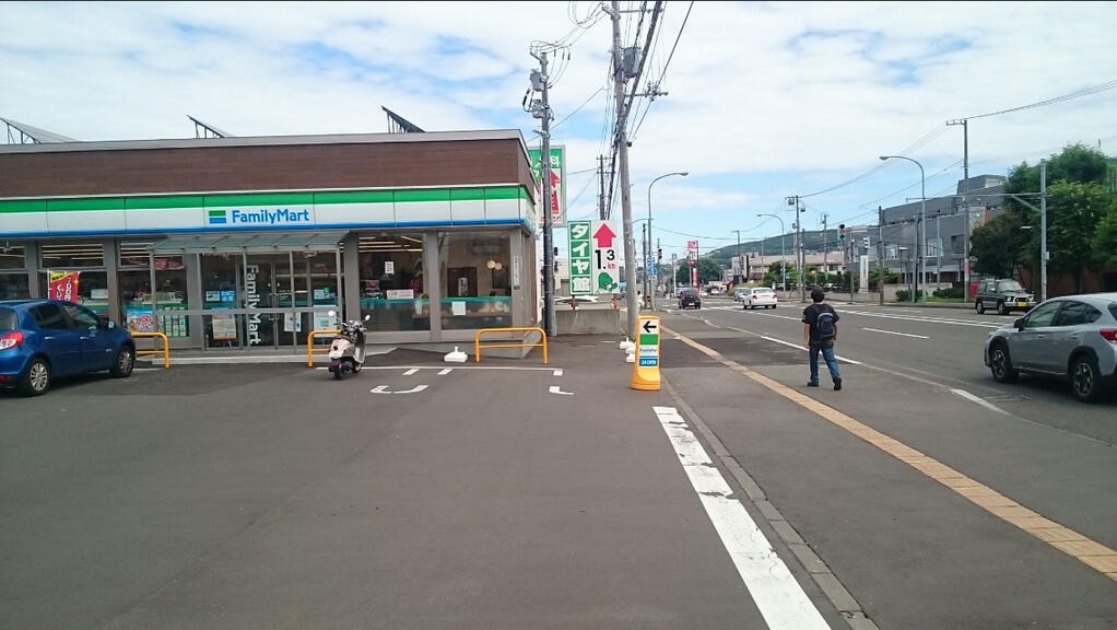 コンビニ　ファミリーマート札幌稲穂2条店（コンビニ）まで267m