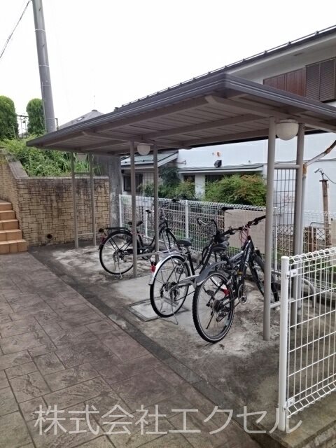 その他設備　屋根付の駐輪場完備です。