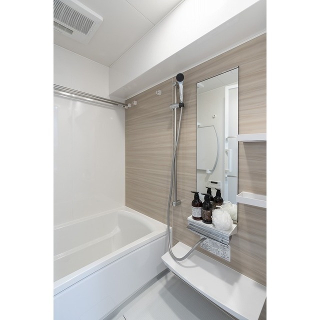 バス・シャワールーム　家具／調度品に関しては配置例を示したものであり、実際の賃貸に