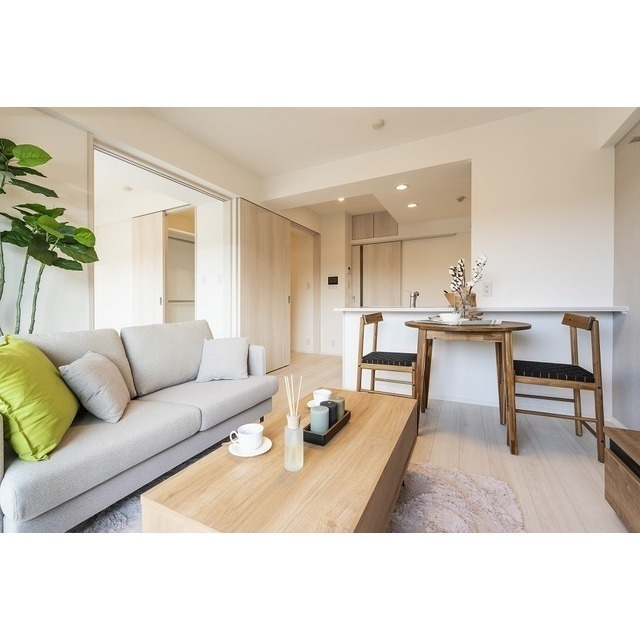 居室・リビング　家具／調度品に関しては配置例を示したものであり、実際の賃貸に