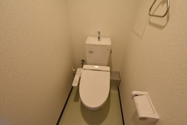 トイレ　温水洗浄便座機能付きのトイレです♪