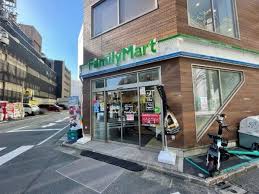 コンビニ　ファミリーマート渋谷二丁目中央店（コンビニ）まで152m