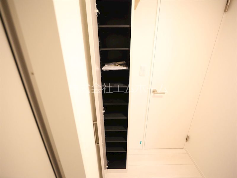 玄関　玄関　シューズボックス付（収納充実してます）　同型写真