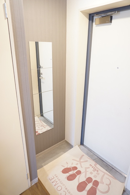 玄関　★玄関には姿見があります★