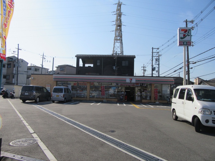 コンビニ　セブンイレブン（コンビニ）まで317m