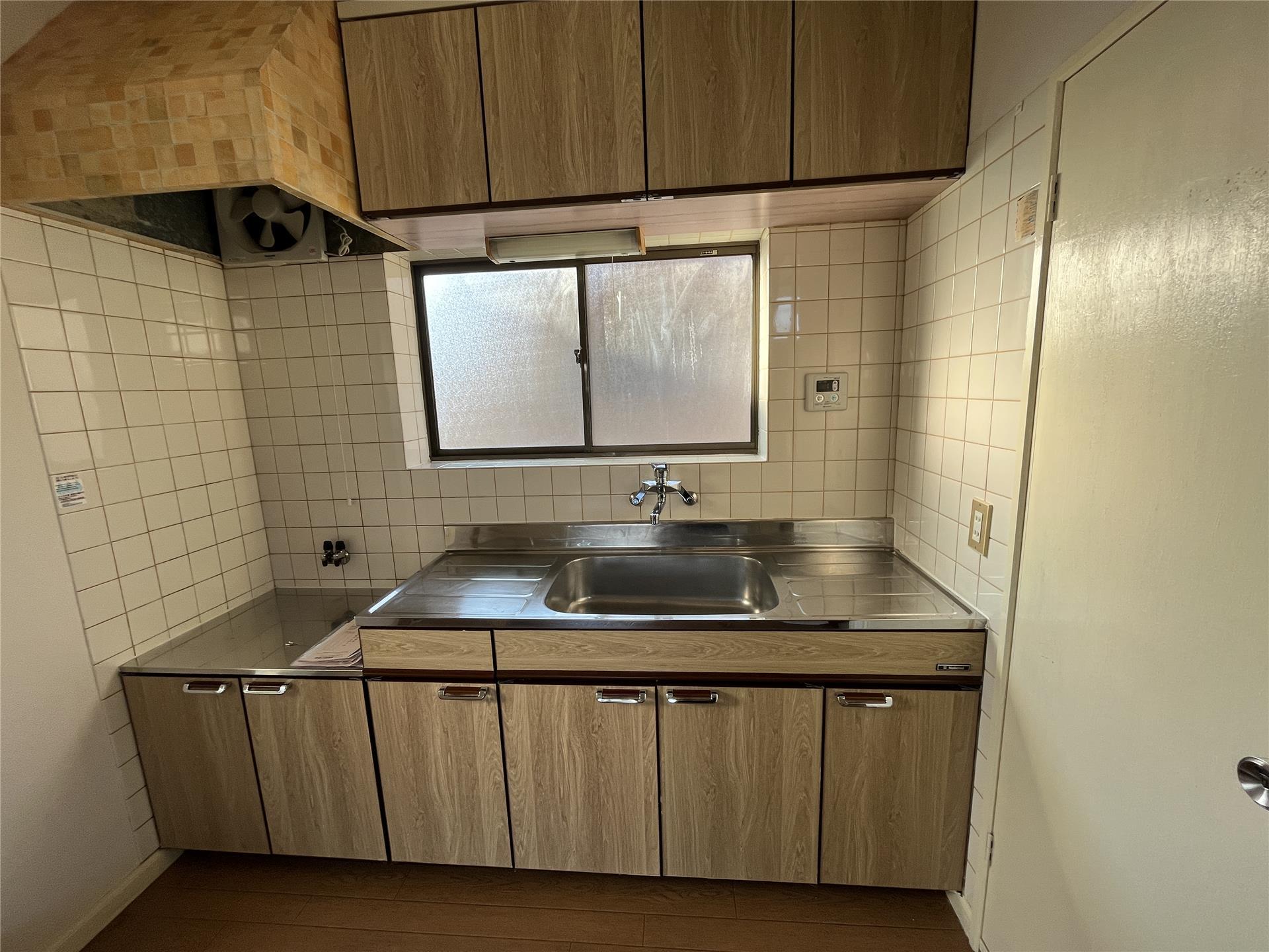 キッチン　オシャレなレンジフード付き！広々キッチンです！