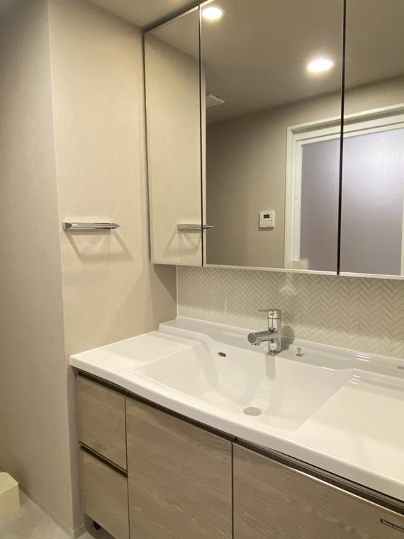 洗面設備　独立洗面台、朝の身支度には欠かせません