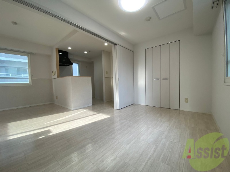 その他部屋・スペース　寝室はこちらです。光が差し込む、温かみのあるお部屋です。