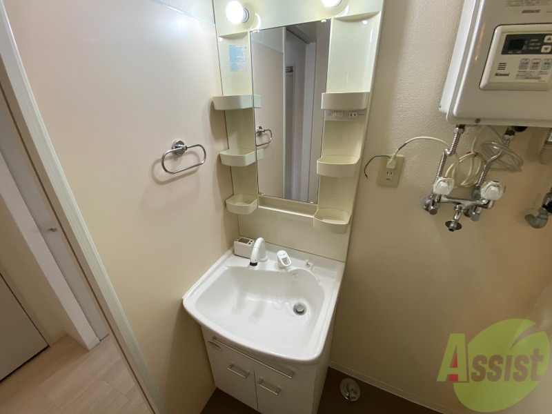 洗面設備　シャンプードレッサー。身支度はここでばっちりですね。