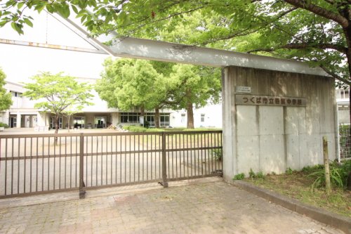 中学校　吾妻中学校（中学校）まで944m