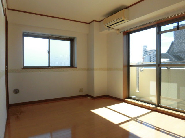 居室・リビング　光がよく差し込む明るいリビングですね