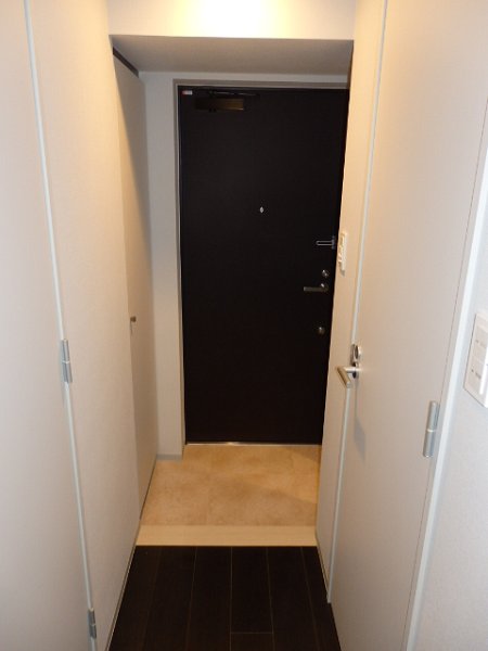 玄関　※別部屋の参考写真です。