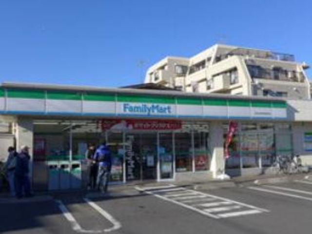 コンビニ　ファミリーマート世田谷教育会館前店（コンビニ）まで196m