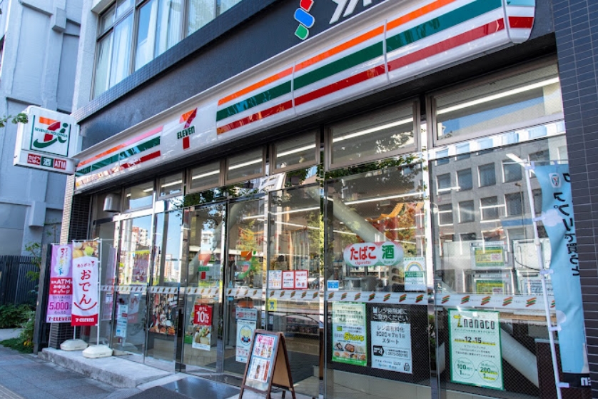 コンビニ　セブンイレブン台東蔵前2丁目店（コンビニ）まで386m