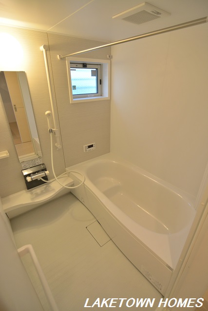 バス・シャワールーム　追い焚き機能付で小窓のある浴室です。