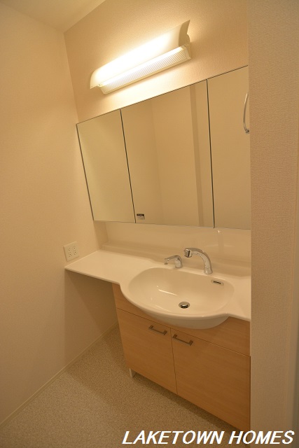 洗面設備　三面鏡の洗髪洗面化粧台です。