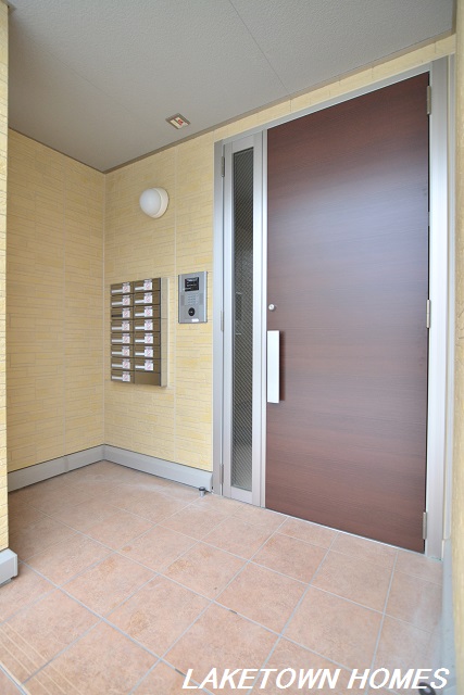 エントランス　オートロック機能付のエントランスです。