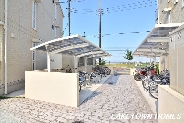 その他共有部分　敷地内に屋根付きの駐輪場があります。