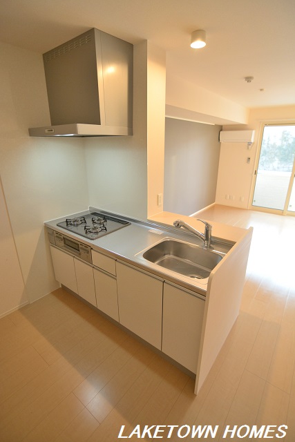 キッチン　３口グリル付の対面式のシステムキッチンです。