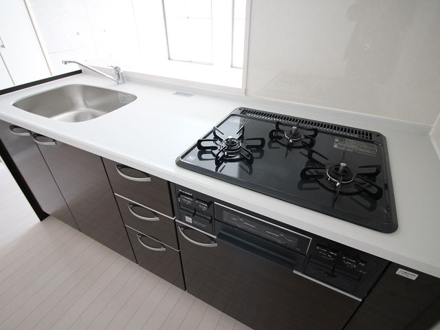キッチン　※写真は同型タイプ、現況優先。