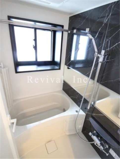 バス・シャワールーム　追い焚き・浴室乾燥完備でございます