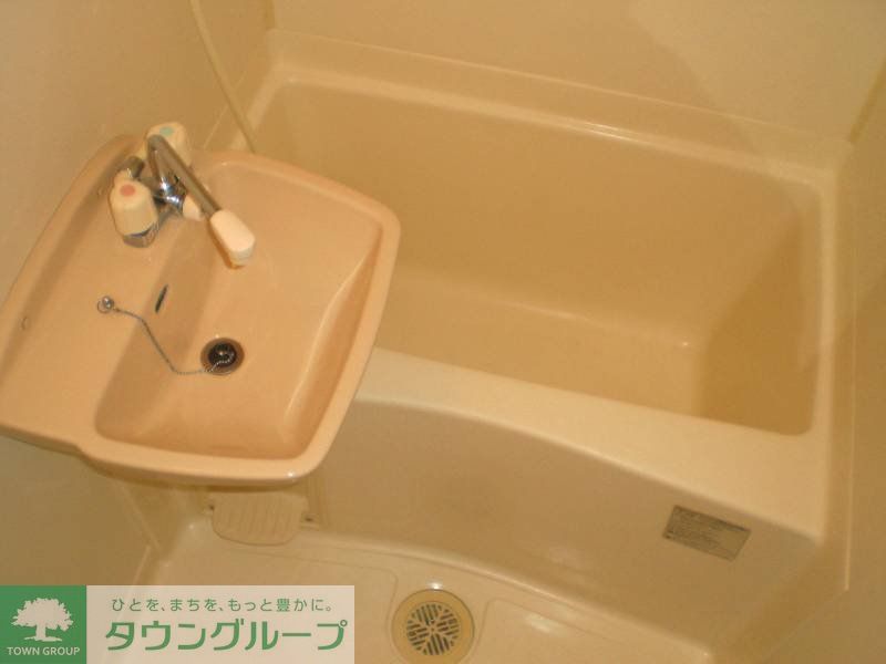 バス・シャワールーム　白を基調としたシンプルなデザインです。