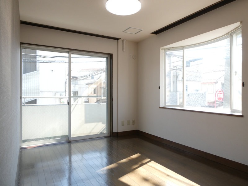 その他部屋・スペース　角部屋につき２面採光の取れる開放的な６帖洋室♪