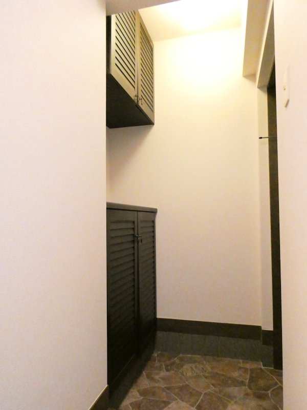 玄関　玄関には上下に収納可能なシューズボックス完備♪