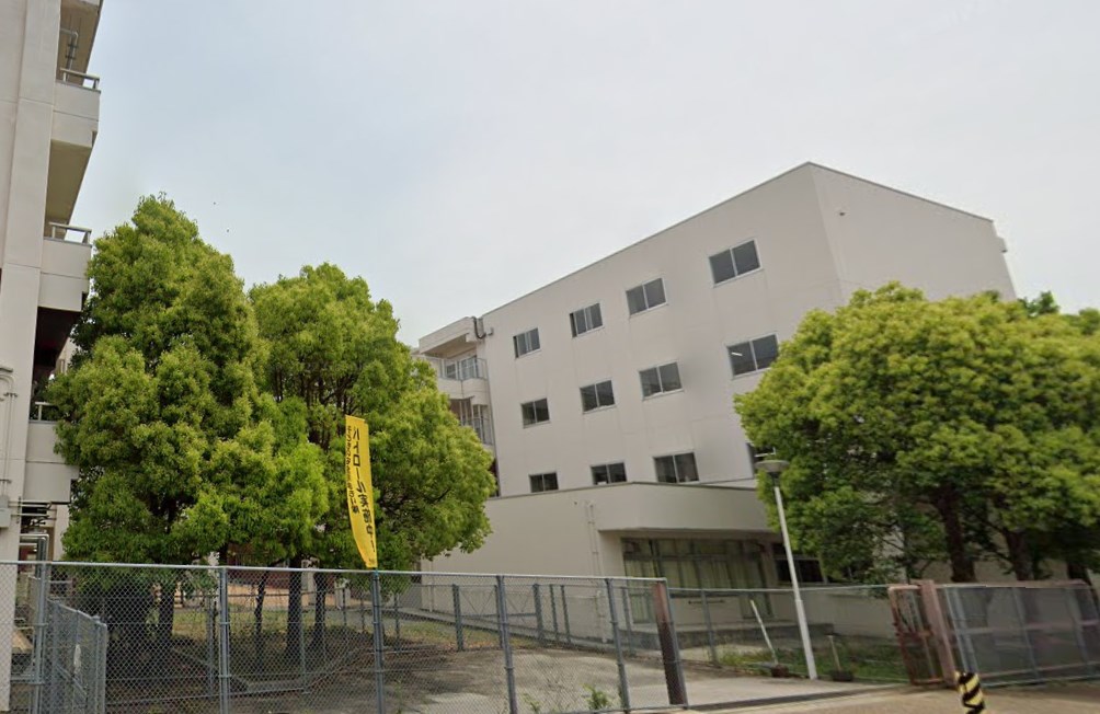 小学校　箕面市立中小学校（小学校）まで608m