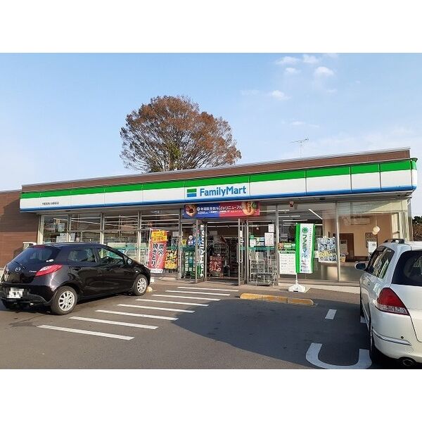 コンビニ　ファミリーマート宇都宮西川田駅前店（コンビニ）まで678m
