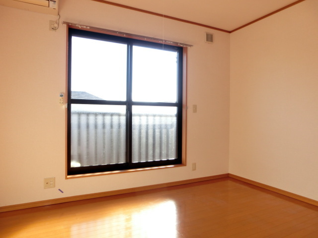 その他部屋・スペース　【洋室６．３帖】　年中快適な室温で過ごせるエアコン付き★