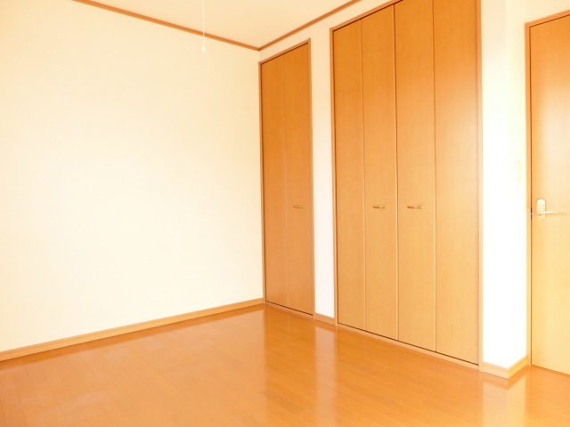 居室・リビング　【洋室６．３帖】　南向きの暖かいお部屋★