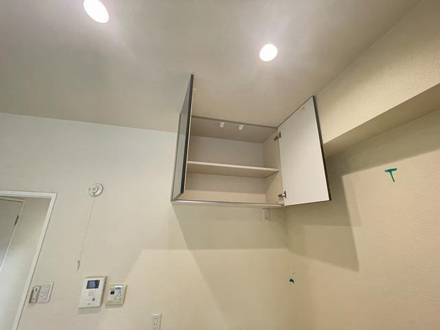 その他設備　キッチン後部の上部収納スペース