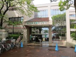 図書館　足立区 伊興図書館（図書館）まで1057m