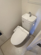 トイレ　温水洗浄便座付きのトイレです♪