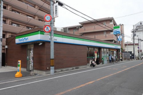 コンビニ　ファミリーマート　東大阪稲田上町店（コンビニ）まで386m