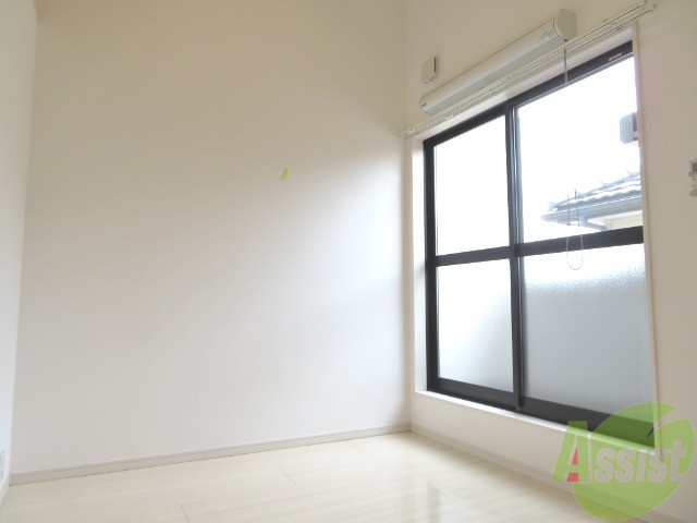 居室・リビング　リビングはこんな感じです。窓が大きくてよく陽が入ってきます。