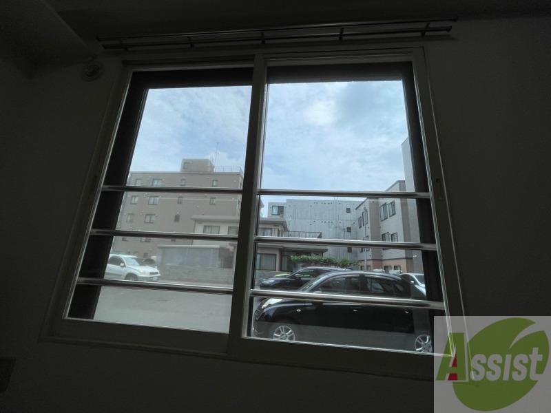 バルコニー　窓からの日光は気持ちを明るくしてくれますね！