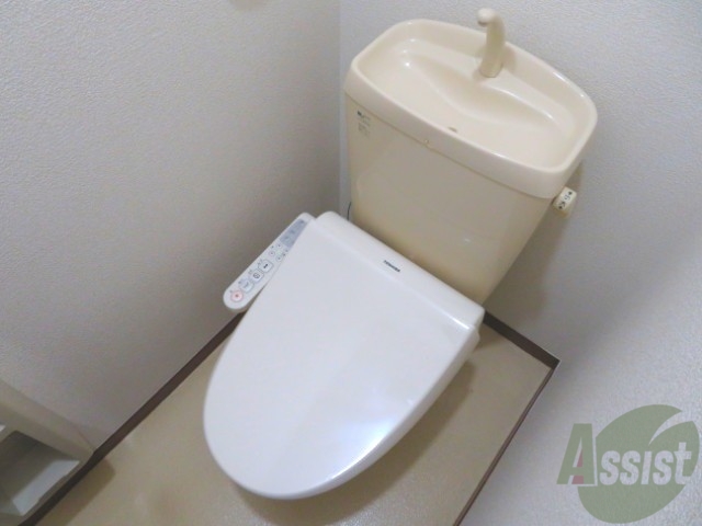 トイレ　シャワー付きのトイレは清潔感がありますね～。