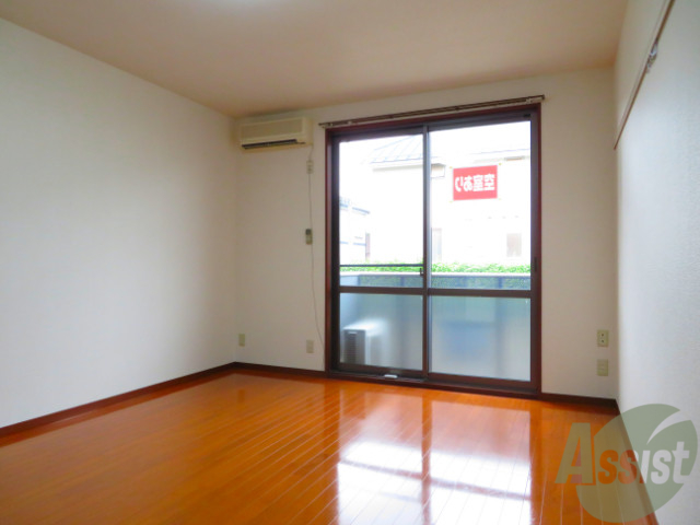 居室・リビング　１０帖の洋室は陽当たり良好で明るいですね～。